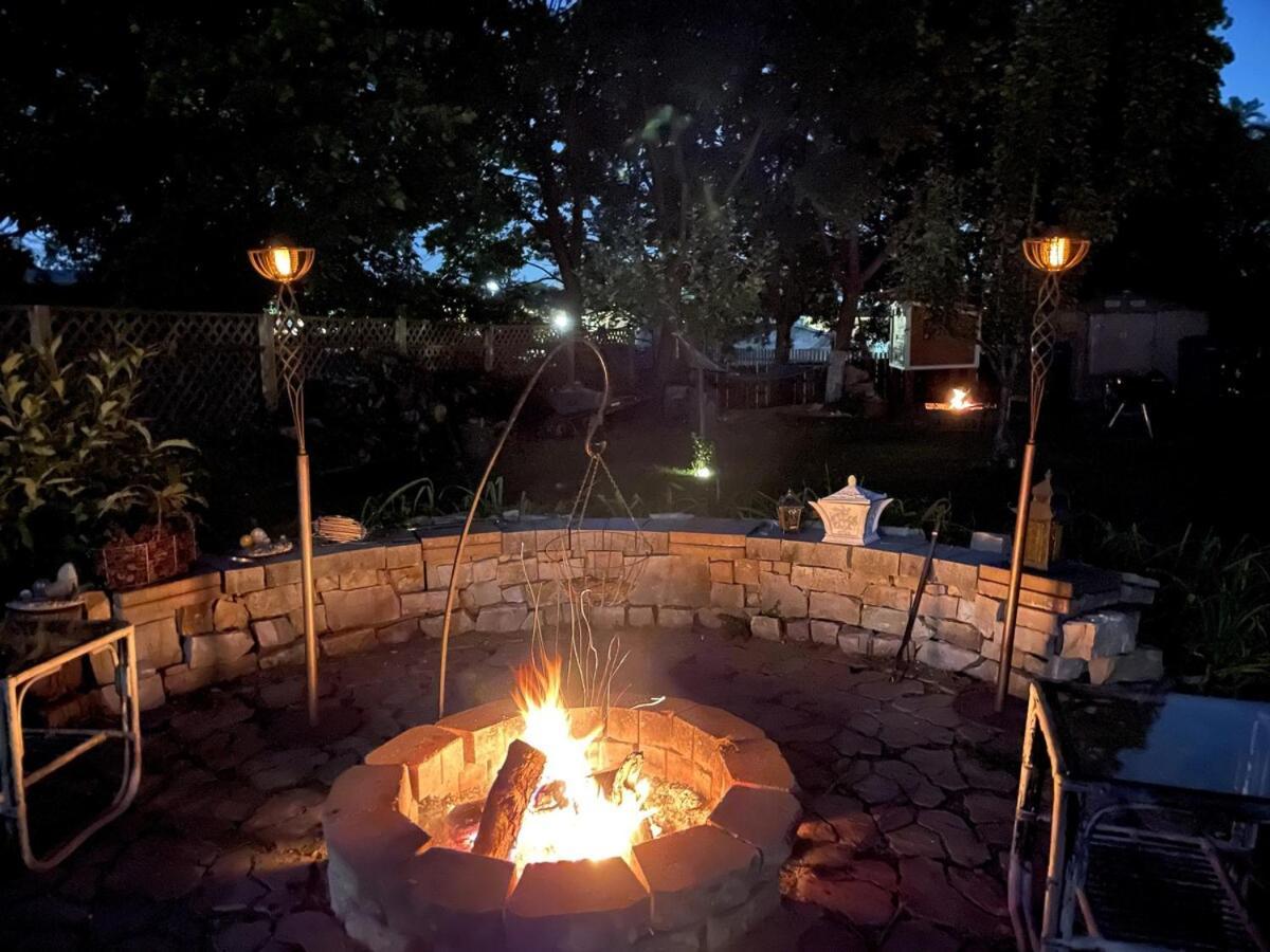 Schaumburg Paradise Oasis With A Secret Garden And Private Pool Екстериор снимка